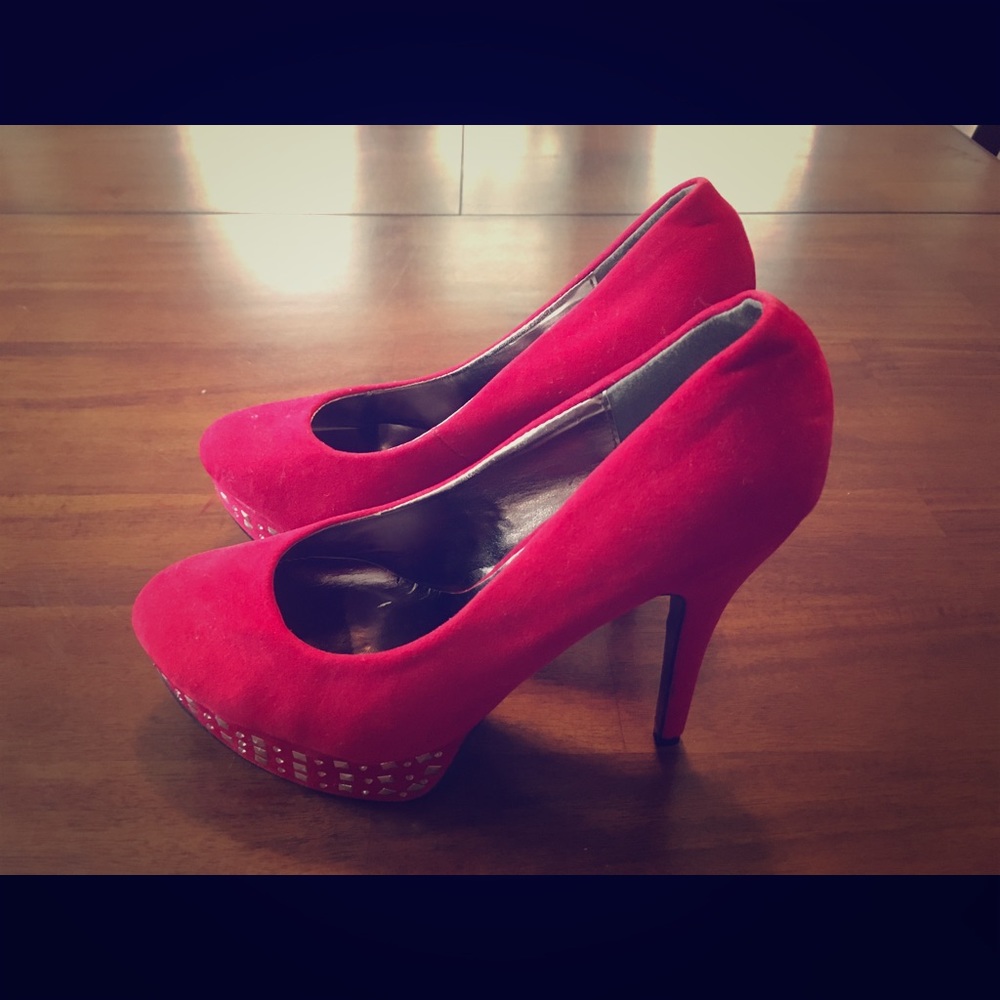 Bolaro Red Closed Toe Suede Heels Women’s 9